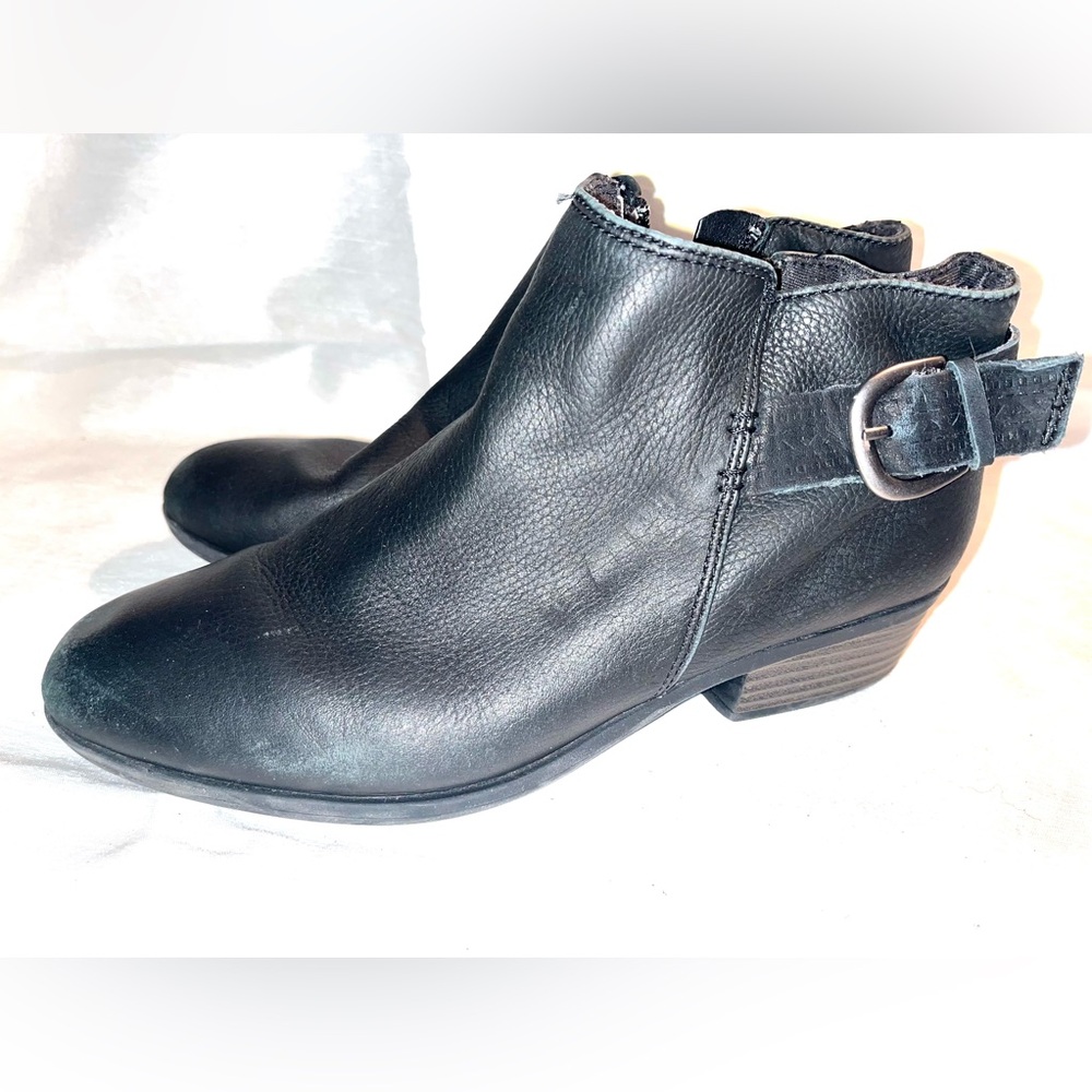 Women  Clark’s Black Shoes Size 7 1/2. Soft  Cushion, Some Wear Off  See Picture